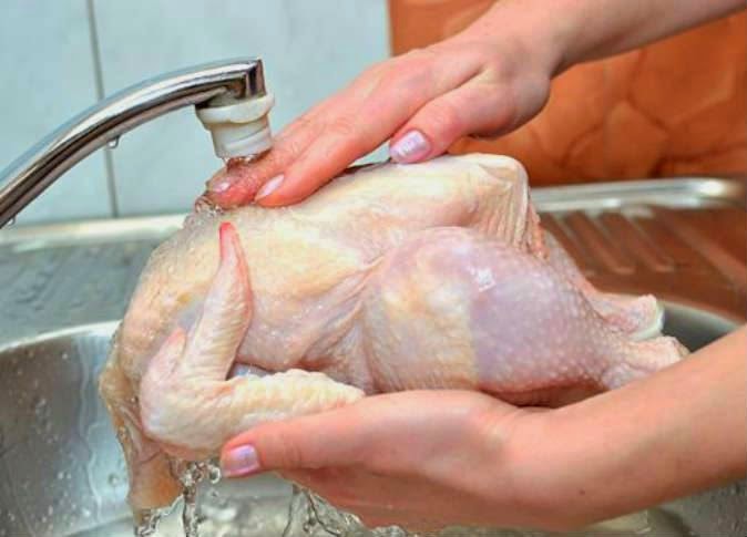 لا تقم بغسل الدجاج قبل الطهي